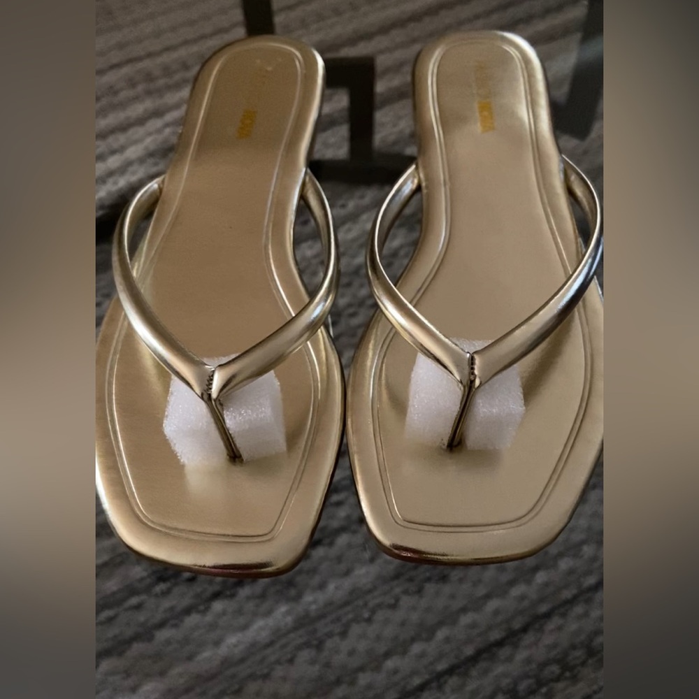 Fashion Nova: Metallic Gold Sandals